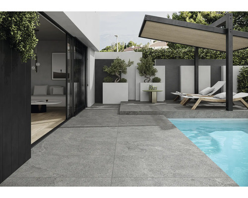 Aussenbereich mit grauen Fliesen, Pool, Liegestühlen und Pergola