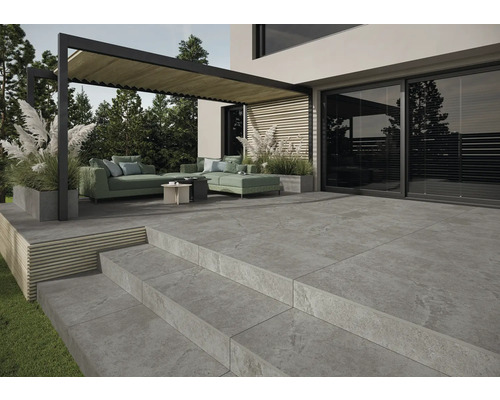 Terrasse mit Fliesen, Pergola und Sitzgruppe