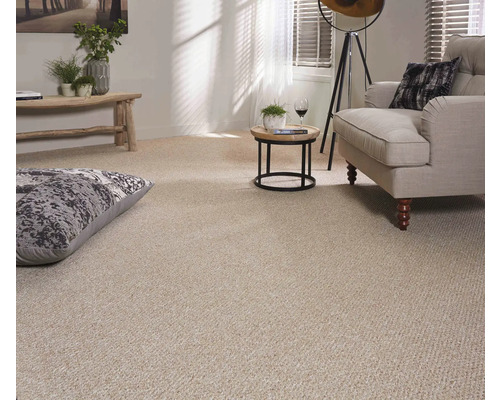 Beige Auslegware in einem Wohnzimmer mit Sessel, Tisch und Dekoration