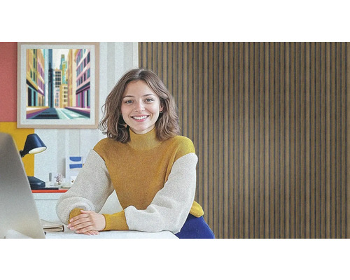 Helle Büroeinrichtung mit Schreibtisch, Lampe und dekorativem Wandpaneel