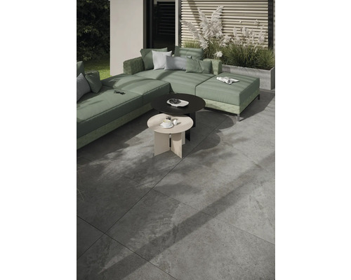 Terrasse avec grand canapé et tables d''appoint