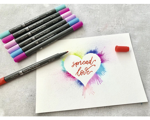 Stylos aquarelle avec une illustration d''un cœur portant l''inscription « Spread Love ».