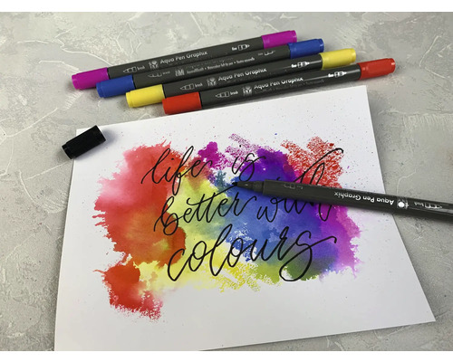 Stylos aquarelle à pointe pinceau et image aquarelle peinte avec le texte ''Life is better with colours'' (La vie est plus belle avec des couleurs).