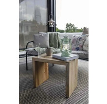 Salon décoratif avec table d''appoint en bois, canapé avec coussins et lanternes