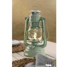 Lampe à pétrole verte sur une table