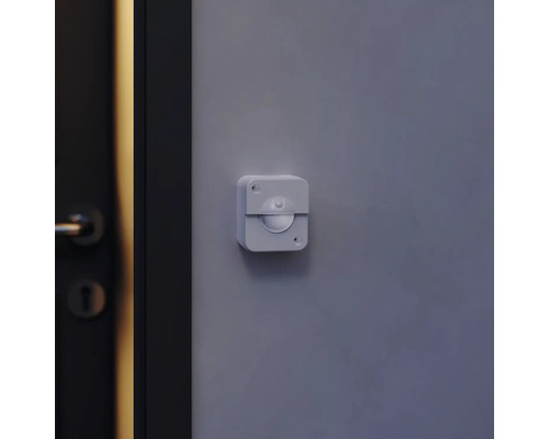 Bewegungsmelder zur Wandmontage neben einer Tür