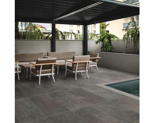 Terrasse mit Möbeln und Pool unter einer Pergola mit grauen Fliesen