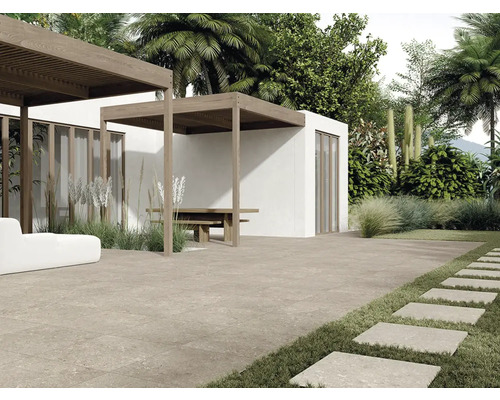 Aussenbereich mit Terrassenplatten, Gartenweg und Pergola