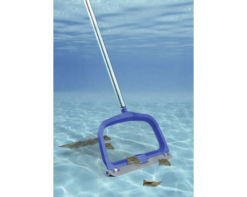 Épuisette de piscine avec des feuilles sous l''eau