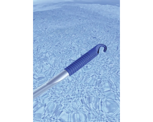 Épuisette de piscine avec manche télescopique dans l''eau