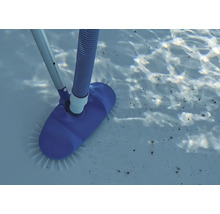 Poolbürste mit Teleskopstange und Schlauch im Wasser