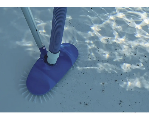 Brosse de piscine avec manche télescopique et tuyau dans l''eau