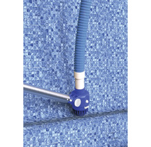 Brosse de piscine avec tuyau pour nettoyer une piscine