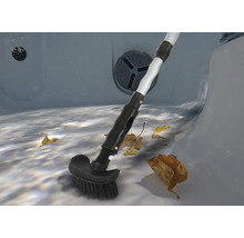 Brosse de nettoyage de piscine en cours d''utilisation sous l''eau pour éliminer les feuilles et la saleté