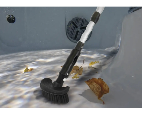 Schwimmbadreinigungsbürste im Einsatz unter Wasser, um Blätter und Schmutz zu entfernen