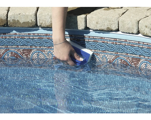 Nettoyage des carreaux de piscine avec une éponge