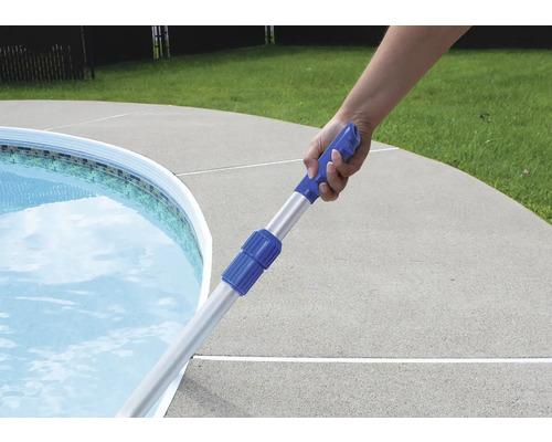 Manche télescopique pour épuisette de piscine en utilisation