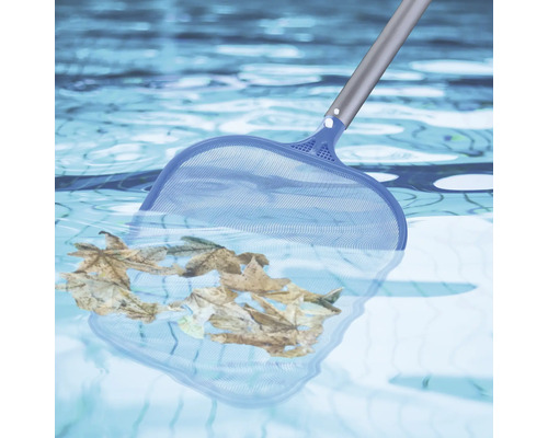 Épuisette de piscine avec des feuilles dans la piscine
