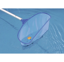 Épuisette de piscine avec feuille dans la piscine