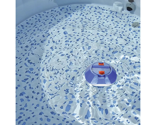 Diffuseur flottant dans la piscine pour l''entretien de l''eau