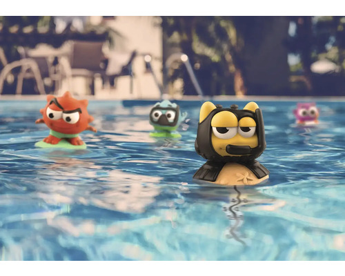 Plusieurs figurines de jouets flottent dans une piscine