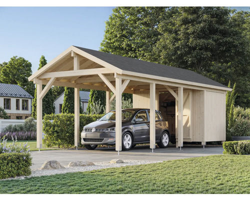 Carport mit Geräteschuppen und geparktem Auto im Garten.
