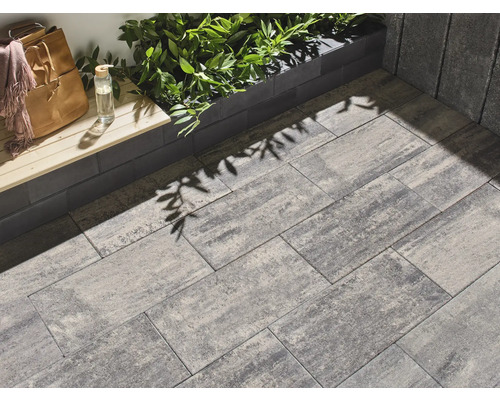 Pose de pavés rectangulaires à l''extérieur avec des plantations décoratives