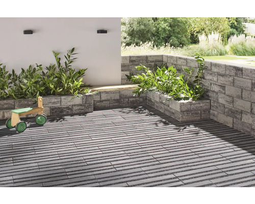 Terrasse avec jardinières en pierres de parement et jouet en bois