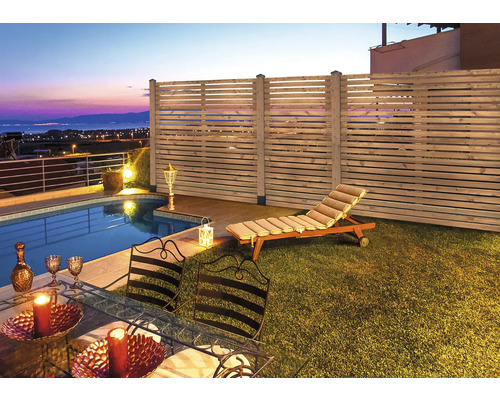 Garten mit Pool, Holz Sichtschutzzaun und Liegestuhl