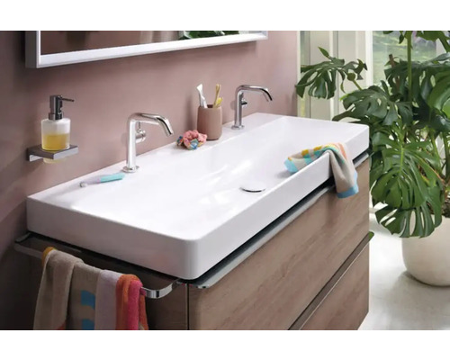 Salle de bain moderne avec double vasque, robinetterie et serviettes