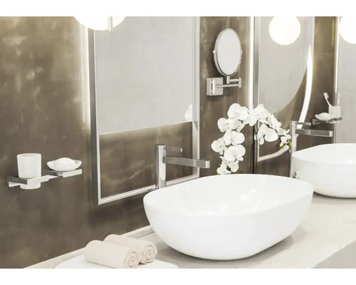 Salle de bain moderne avec vasques à poser, miroir et robinetterie