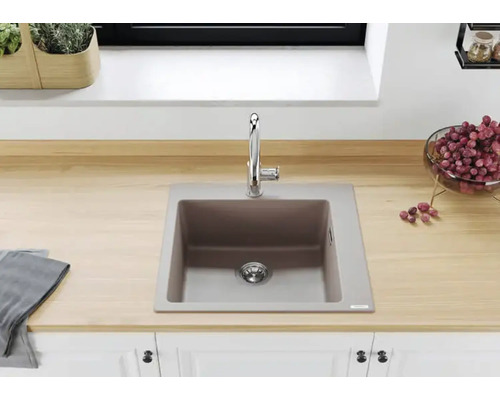 Spültisch aus Verbundwerkstoff mit Armatur in einer hellen Küchenumgebung.