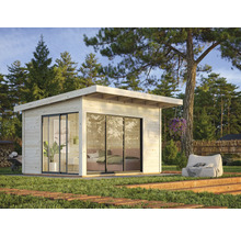 Modernes Gartenhaus mit großen Glasschiebetüren, umgeben von Bäumen und Grünflächen.