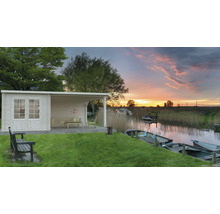 Abri de jardin en bois avec terrasse au bord de l''eau au coucher du soleil.