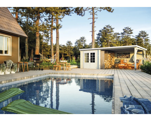 Espace extérieur avec piscine, barbecue, cabane de jardin, pont en bois, chaises longues, table et chaises en bois.