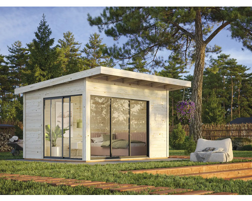 Abri de jardin moderne avec portes coulissantes en verre, terrasse en bois et verdure environnante