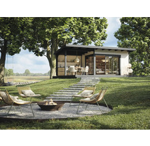 Szene eines Gartens mit Gartenhaus, Feuerstelle und Sitzgelegenheiten unter Bäumen