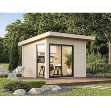 Maison de jardin moderne avec porte coulissante et équipement de bureau sur une terrasse en bois dans un jardin.