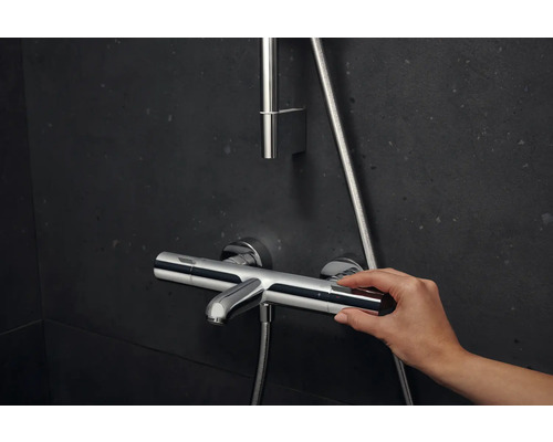 Aufputz-Brausethermostat mit Hand unter Wasserhahn