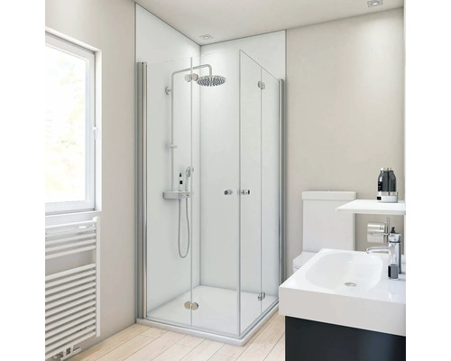 Helles Badezimmer mit Duschkabine, Waschbecken und Toilette