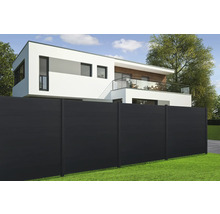 Dunkelgrauer Gartenzaun vor einem modernen Wohnhaus.