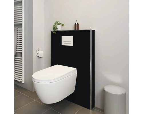 Modernes Badezimmer mit wandhängendem Dusch-WC, Vorwandelement, Heizkörper und grauem Fliesenboden.