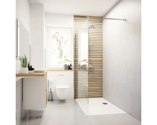 Helles Badezimmer mit Dusche, Toilette und Waschtisch