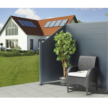 Sichtschutzzaun mit Stuhl und Pflanze im Garten