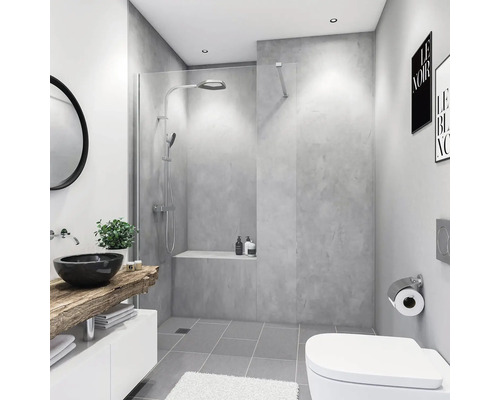 Modernes Badezimmer mit Dusche, Waschtisch, Spiegel und Toilette