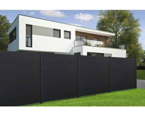 Pare-vue sombre devant une maison d''habitation.