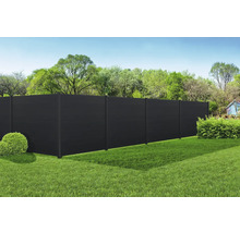 Vue de jardin avec une clôture en plastique opaque