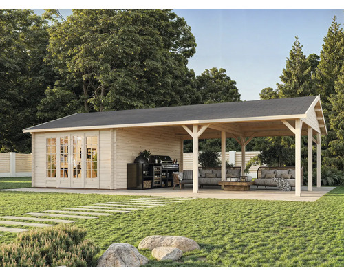 Abri de jardin Palmako Irene 19,0+33,2 m² 1006 x 619 cm apprêté par immersion Jardin avec maison en bois, espace barbecue et terrasse couverte avec mobilier de jardin.