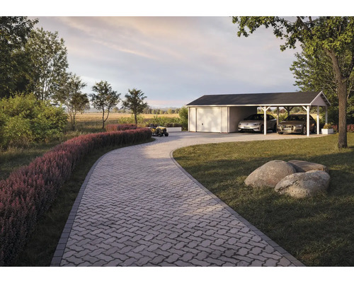 Allée avec pavés, garage et abri de voiture dans un jardin.
