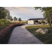 Szene mit gepflasterter Einfahrt, Garage und Carport in einem Garten.